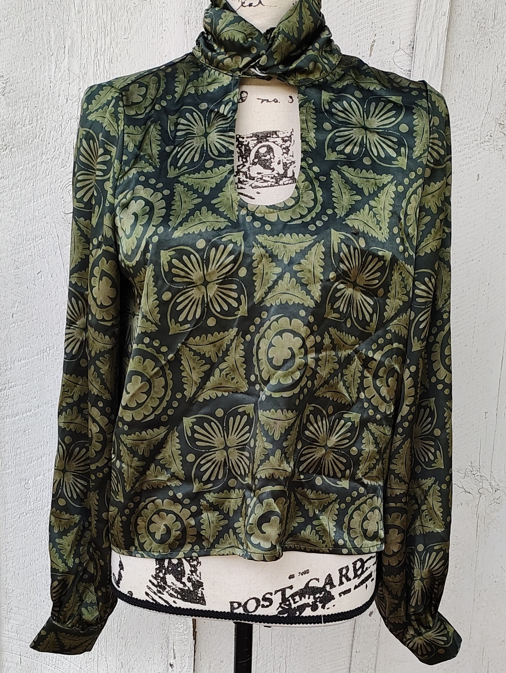 Doe & Rae Long Sleeve Olive Green Patterned Mock Neck Keyhole Blouse NWOT